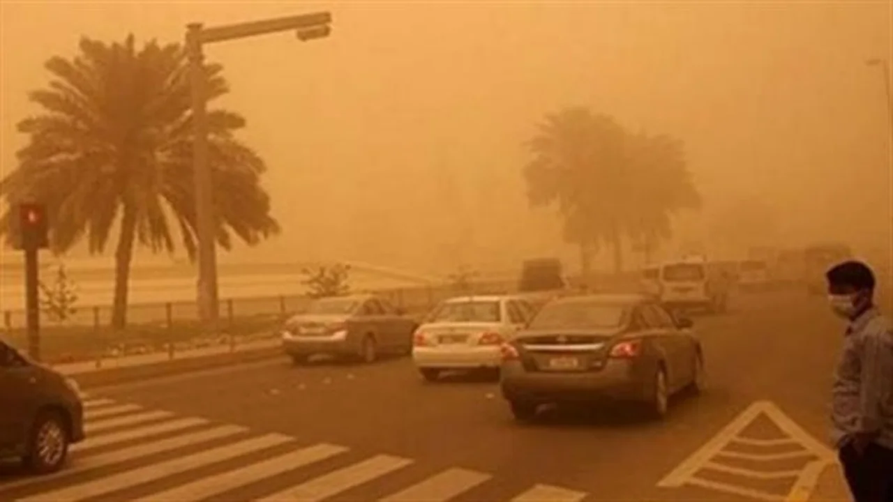 تدني الرؤية الأفقية يفرض تحذيرات مرورية مشددة على السائقين بالطرق السريعة بسبب الأتربة